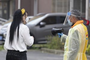 Covid, Shanghai torna alla (quasi) normalità: riaprono i trasporti pubblici, ma ora preoccupa Pechino