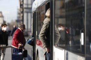 Dal 30 settembre via le mascherine su bus, metro, negli ospedali ed Rsa (salvo proroghe)