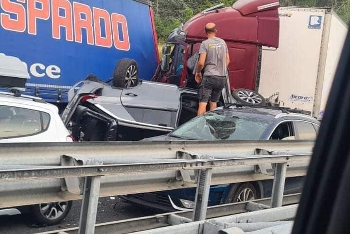 Incidente tra Fabro e Chiusi sull'A1, 2 morti per uno schianto tra auto ...