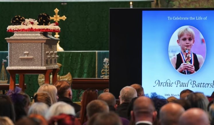 Cavalli neri e canzoni rap, l’ultimo saluto al piccolo Archie ...