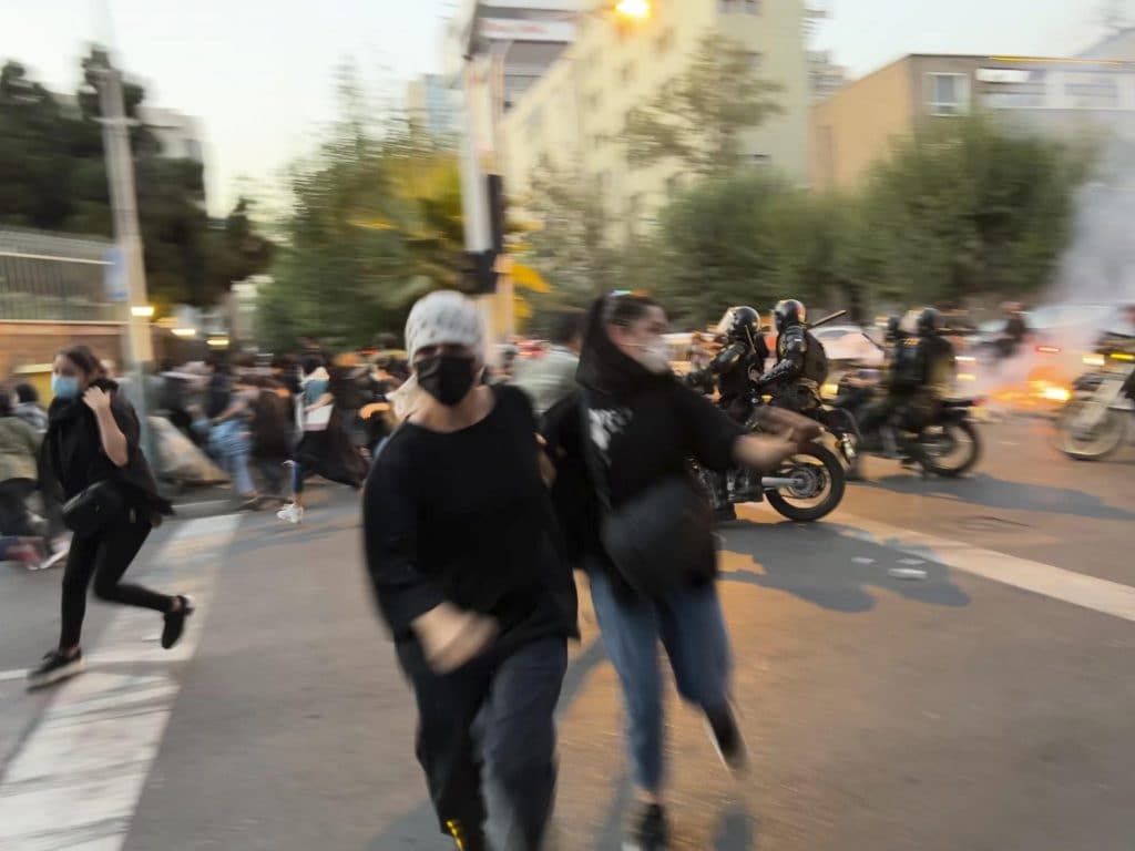 Cosa sta succedendo in Iran e perché le donne protestano contro il