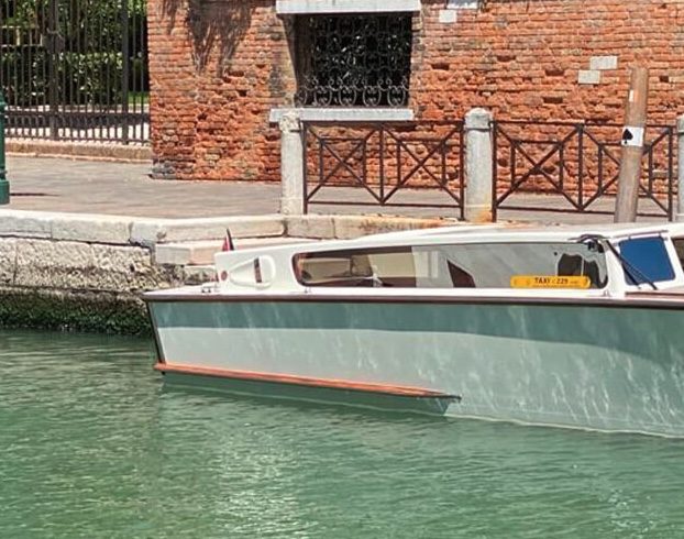 Sostituto alla guida si schianta col taxi acqueo contro pontile a ...