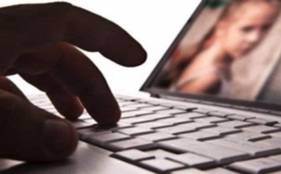 Realizza 900 immagini pedopornografiche con l’IA, arrestato: “Preoccupante scenario evolutivo del cybercrime”
