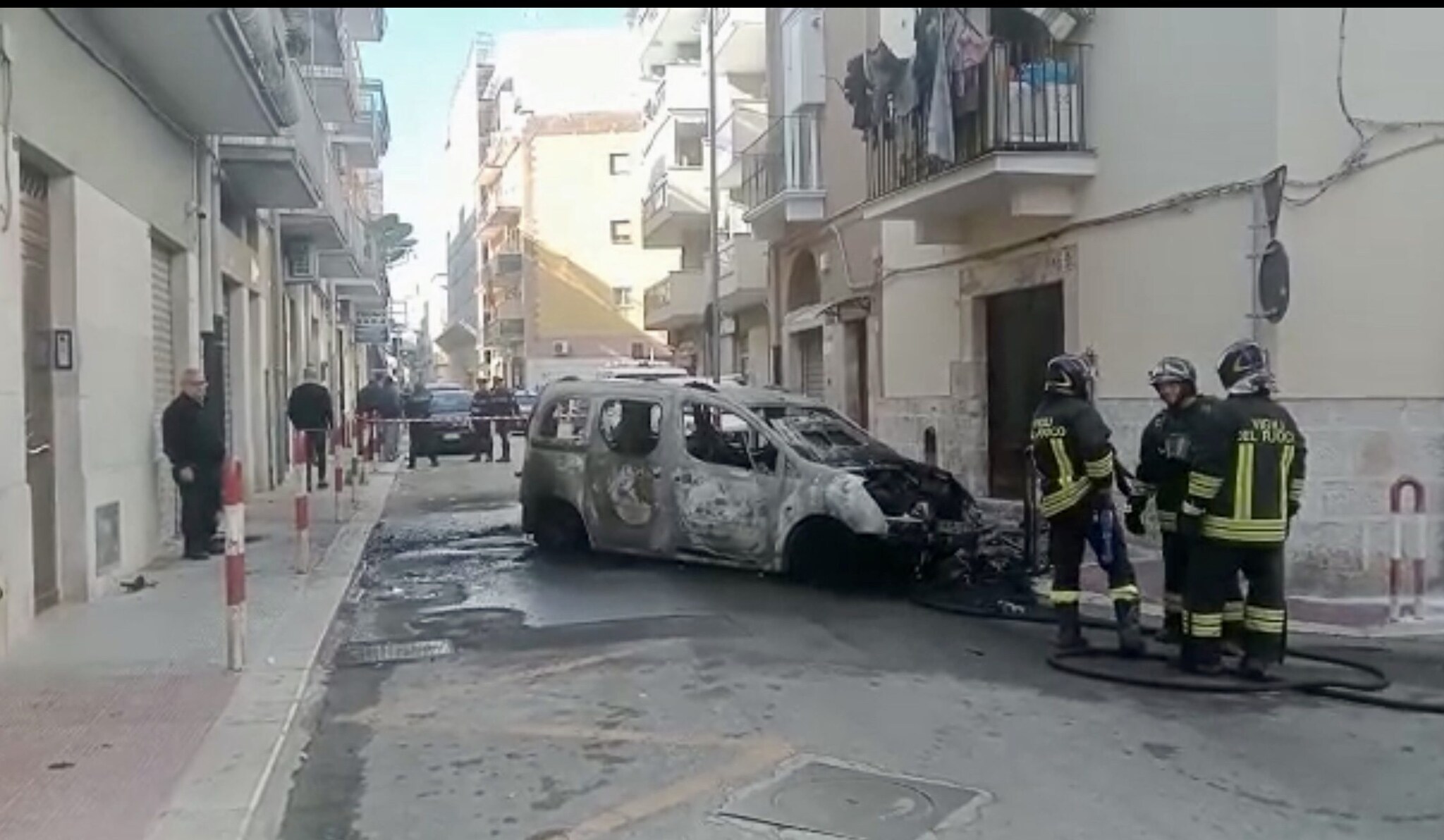 Il furgone portavalori distrutto dalle fiamme
