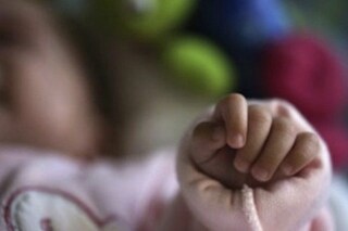 Bimba di 10 mesi si sente male a dalla nonna e finisce in ospedale: positiva alla cannabis