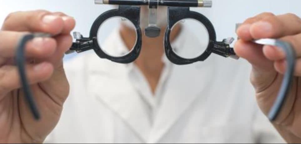 Oculisti vanno a un convegno, la sala operatoria chiude: pazienti in attesa di intervento mandati a casa