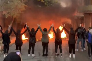 "Costretti a violentarci tra noi davanti alle guardie": le testimonianze dei dissidenti iraniani