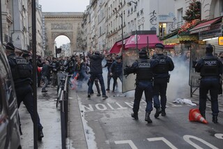 Sparatoria a Parigi, scontri tra manifestanti curdi e polizia sul luogo della strage