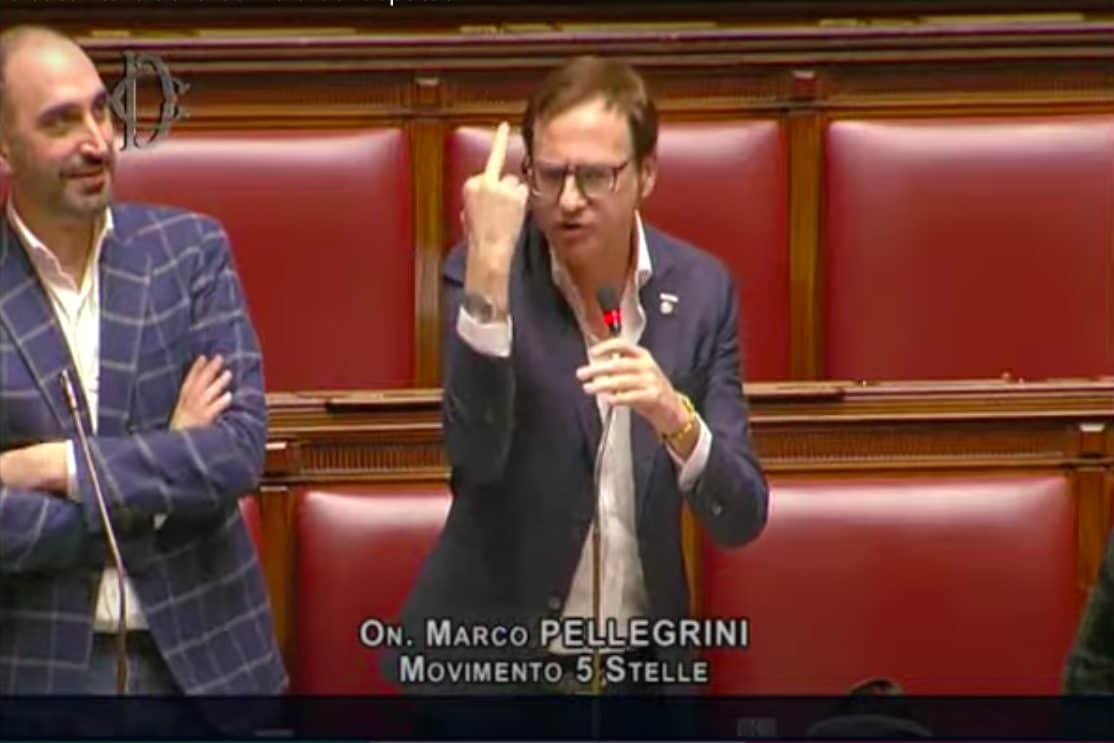 Alla Camera volano insulti e gestacci durante la seduta fiume: cosa è successo tra i deputati