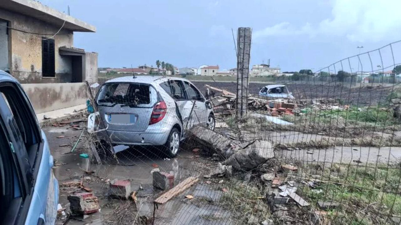 Tromba d'aria a Isola di Capo Rizzuto tetti scoperchiati, case e auto