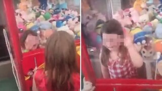 “Voglio un orsacchiotto”, bimba di 4 anni entra nella macchina pesca pupazzi e rimane bloccata