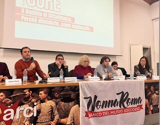 La difesa del reddito di cittadinanza può diventare la bandiera del nuovo campo Pd - M5s - sinistra