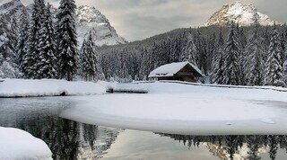 Udine, uomo rischia di morire nel lago gelato per recuperare il cane