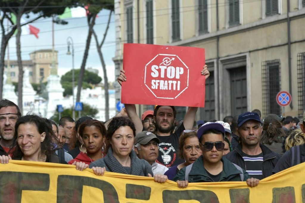 Manovra, il Governo abbandona chi non ce la fa a pagare l'affitto: 600.000 famiglie a rischio sfratto