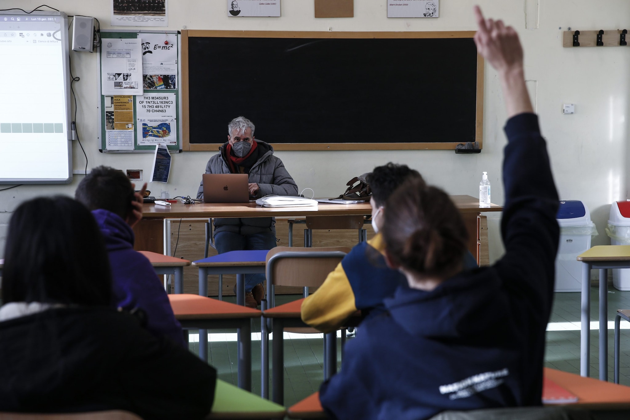 Cattedre vuote, insegnanti fantasma: l'algoritmo che doveva salvare la scuola, l'ha mandata in tilt