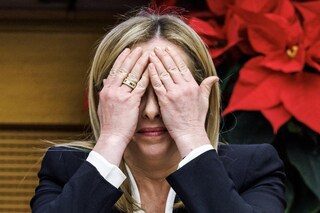 Giorgia Meloni dice che lanciare della vernice contro il Senato è stato un "gesto oltraggioso"