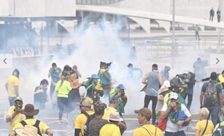 Brasile, assalto al parlamento: 400 arresti. E intanto Bolsonaro si rifugia in Florida