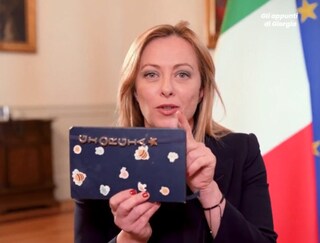 Meloni rivendica la scelta sulla benzina: "Sarebbe bello tagliare le accise, ma ora non è possibile"