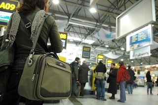 Le cambiano il volo ma la valigia resta a terra, costretta a indossare la stessa tuta per 10 giorni