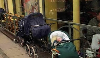 Nel ristorante sì ai cani ma no ai neonati, cacciati via dal locale perché hanno bimbo di 6 mesi