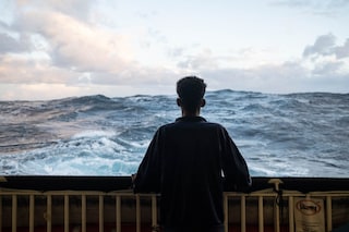 La storia di Ochek, naufrago sulla Geo Barents: "Torturato in Libia, mangiavamo pasta e sonniferi"