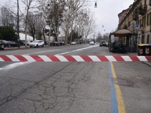 Travolta da un’auto pirata mentre attraversa la strada, donna muore sul colpo a Torino: caccia al conducente