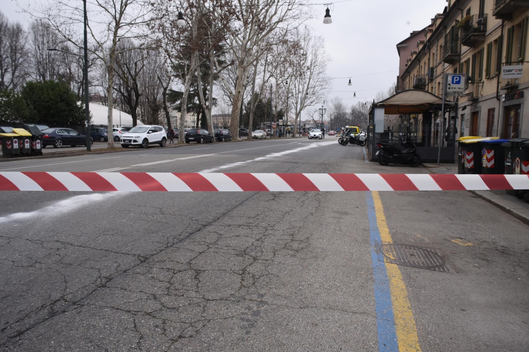 Travolta da un'auto pirata mentre attraversa la strada, donna muore sul colpo a Torino: caccia al conducente