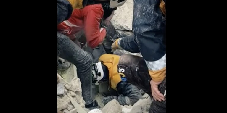 Salvataggio di un bambino ad Atarib (Siria).