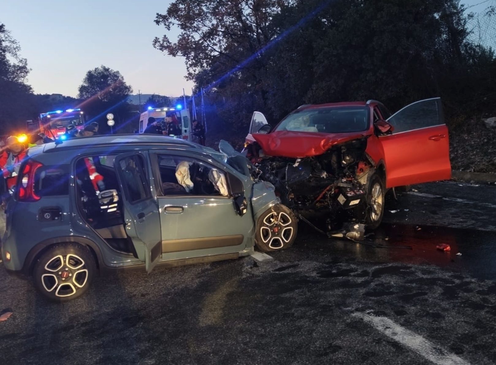 Tragedia a Crotone, scontro tra auto: un morto e 4 feriti. Bimbi ...