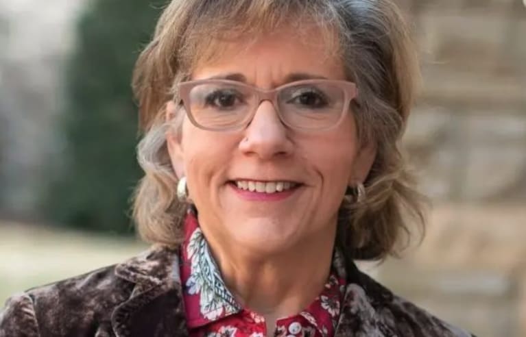 La preside Katherine Koonce.