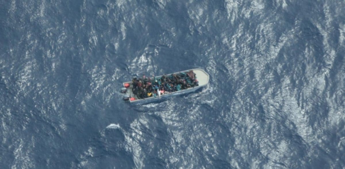 Barcone in difficoltà al largo di Pozzallo, 100 migranti salvati dopo corsa contro il tempo