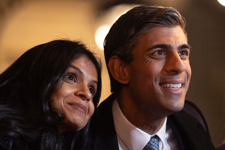 Il premier inglese Rishi Sunak e la moglie Akshata Murty.