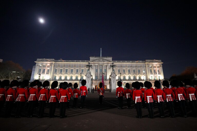 I soldati davanti Buckingham Palace durante le prove per l'incoronazione di Carlo III.