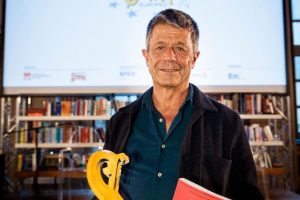 Emmanuel Carrère ha vinto il Premio Strega Europeo con V13, libro sugli attentati di Parigi del 2015