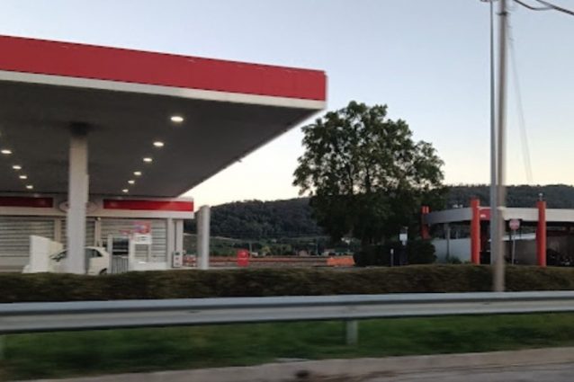 Orrore alla stazione di servizio, addetti guardano in auto e trovato corpo senza vita di un uomo