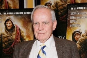 È morto Cormac McCarthy, lo scrittore di “Non è un paese per vecchi” aveva 89 anni