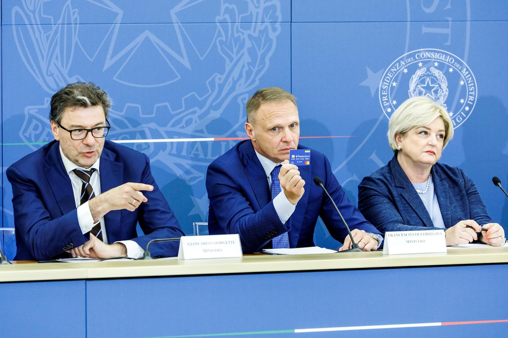 Card 'Dedicata a te', governo specifica quali beni possono essere acquistati, Pd: 