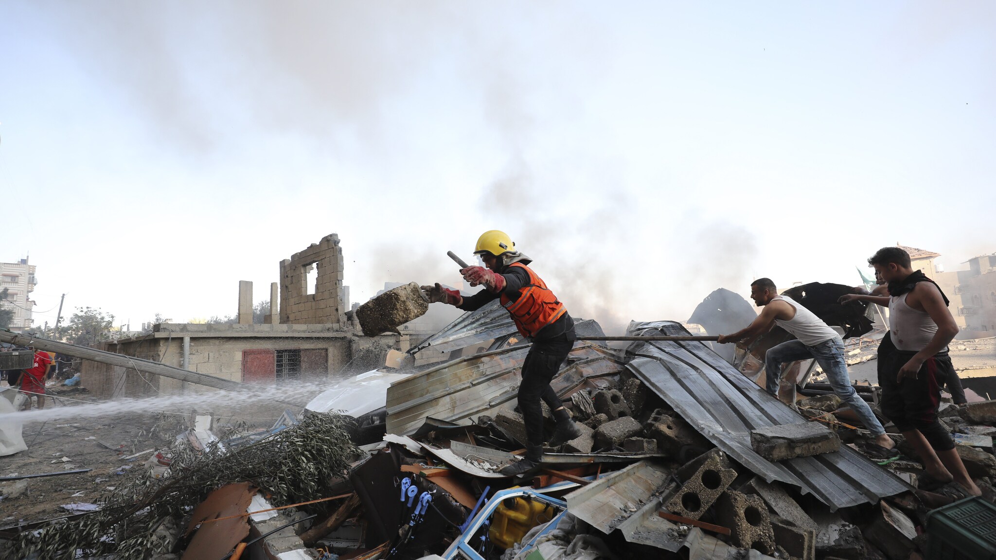 gaza, israele bombarda chiesta ortodossa