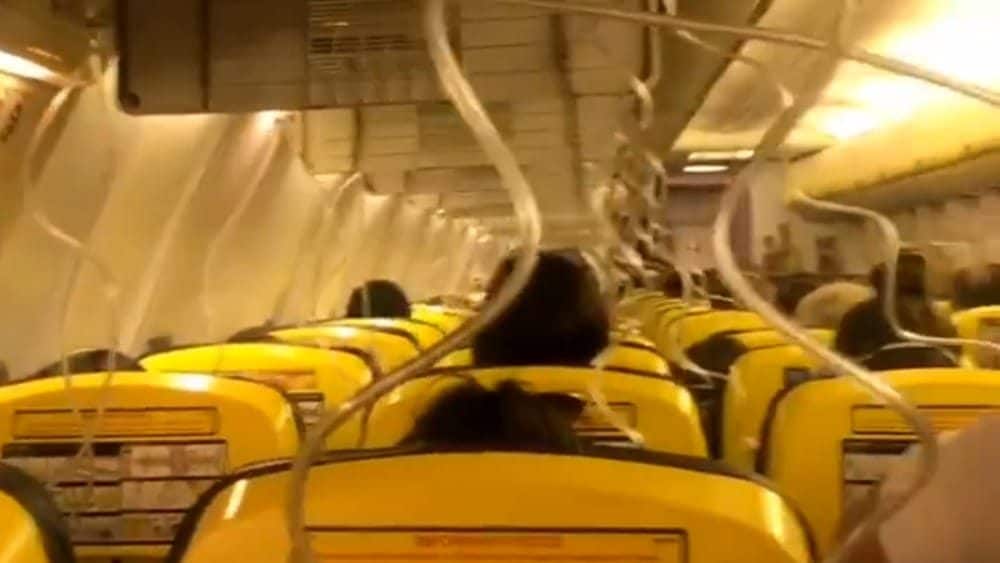 Volo Ryanair costretto a un atterraggio di emergenza dopo forti turbolenze: feriti alcuni passeggeri a bordo