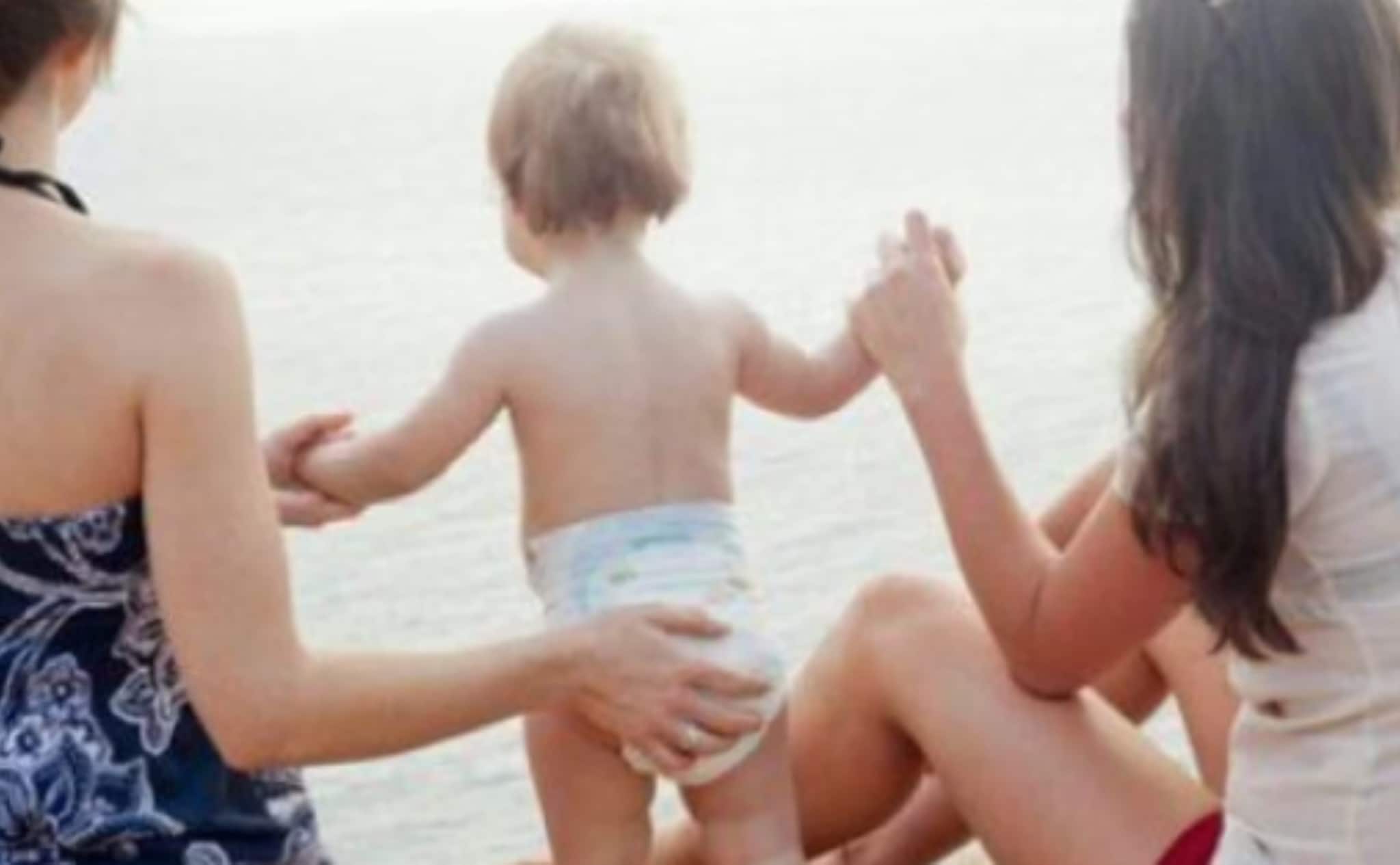 Nelle coppie di donne la madre intenzionale ha diritto al congedo di paternità: la sentenza della Consulta