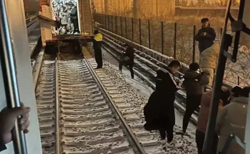 Treni della metro si scontrano e carrozze si staccano, gente sui binari