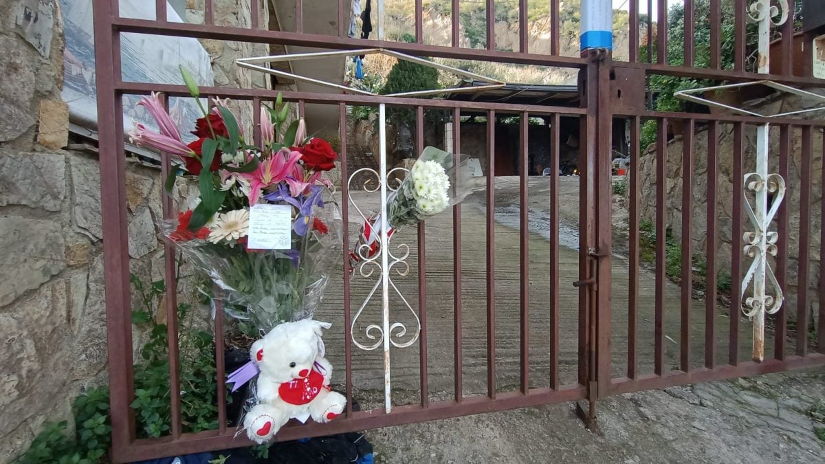 Fiori e pupazzi davanti la villetta della strage – Luisa Santangelo/Fanpage.it