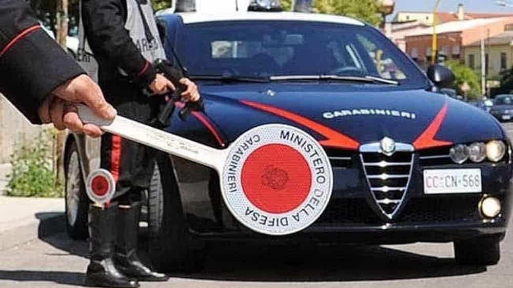 Non si ferma all'alt dei carabinieri e si schianta contro un albero: morto 23enne, hashish disperso sull'asfalto
