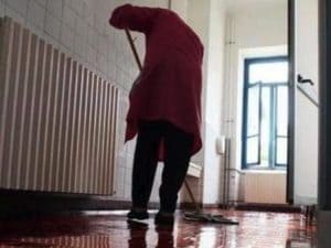 Bidello violenta alunno 15enne a Genova: arrestato a Crotone, dovrà scontare la pena in carcere