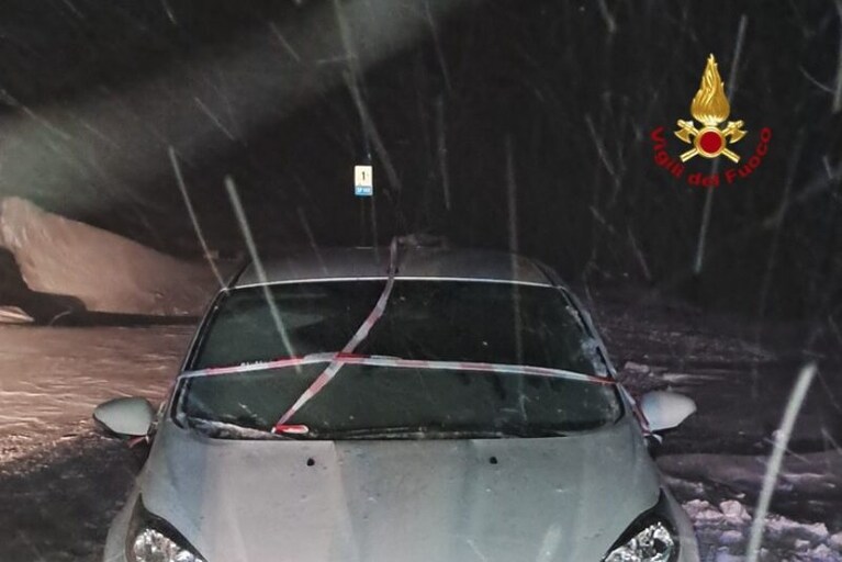 L'auto in panne a Borso del Grappa (Vigili del Fuoco).