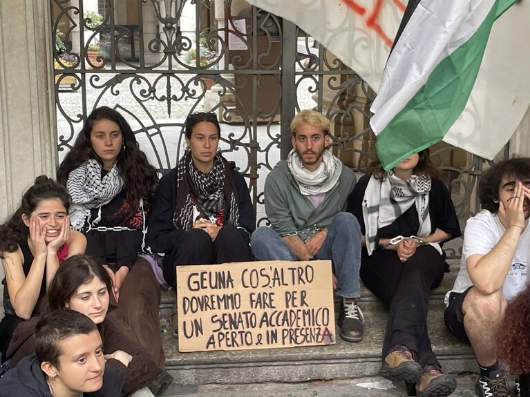 studenti incatenati al rettorato di torino