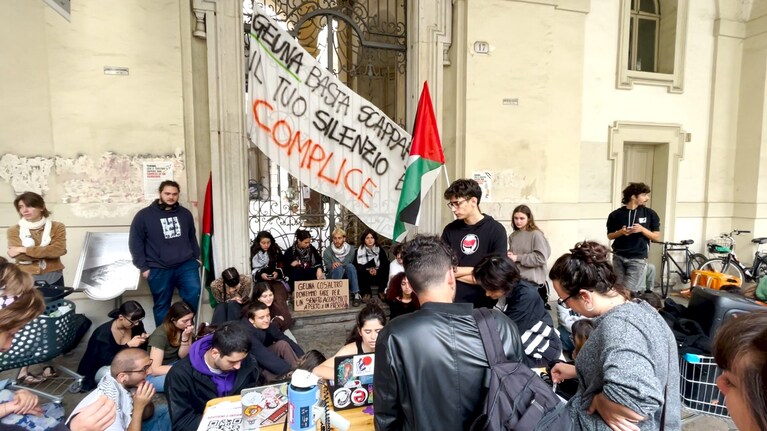 Studenti in protesta per la Palestina di fronte al Rettorato di Torino