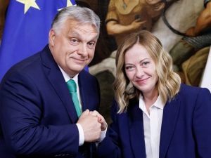 Il declino di Orban e l’eredità di Trump: la destra tra guerra e crisi energetica