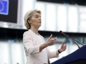 Crisi Energetica, il piano dell’Ue per l’emergenza: voucher, aiuti alle imprese ma niente smart-working