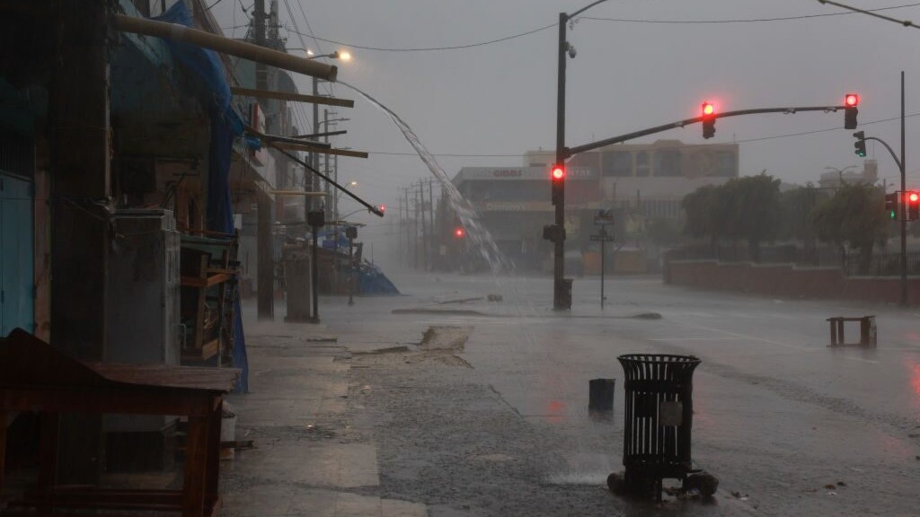 Kingston, in Giamaica, travolta dalla pioggia dell'Uragano Beryl (Getty).